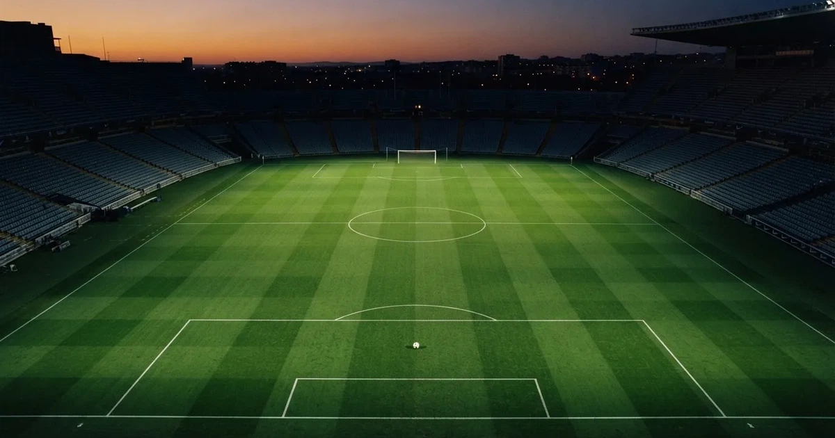 Ein Spielfeld aus der Vogelperspektive mit frisch gezogenen weißen Linien, ein einzelner Ball liegt im Strafraum, niemand ist zu sehen.